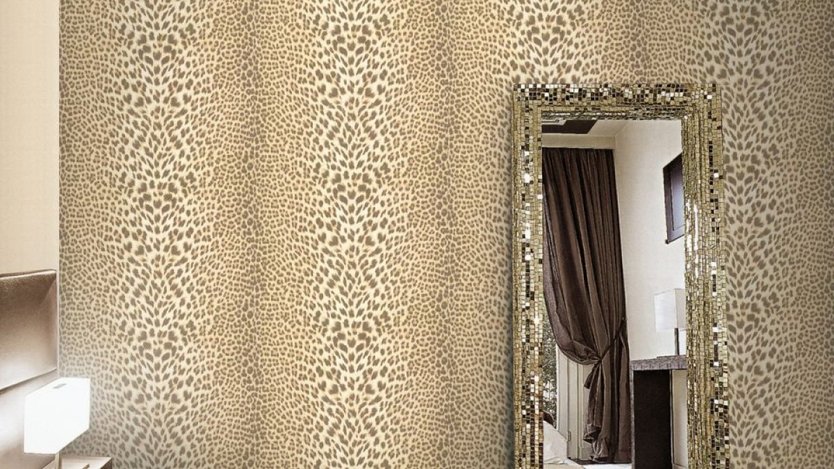 Обои Роберто Кавалли в интерьере спальни