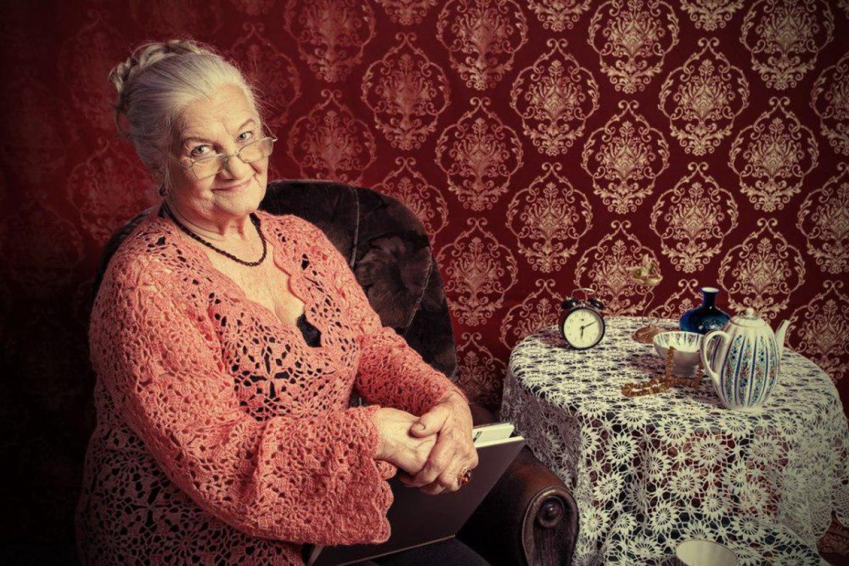 Дизайнер 93 года женщина Айрис