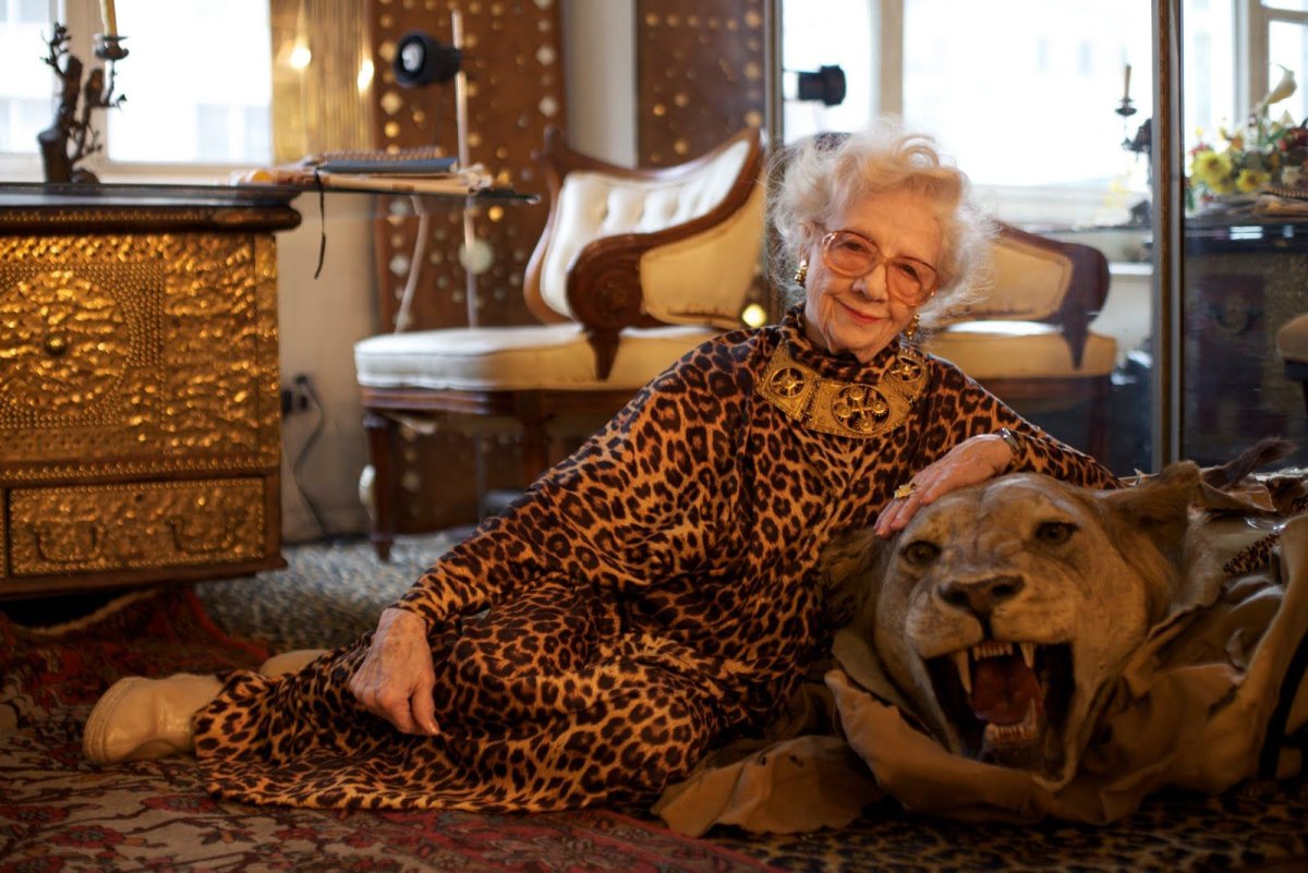 Мультяшная бабушка в очках