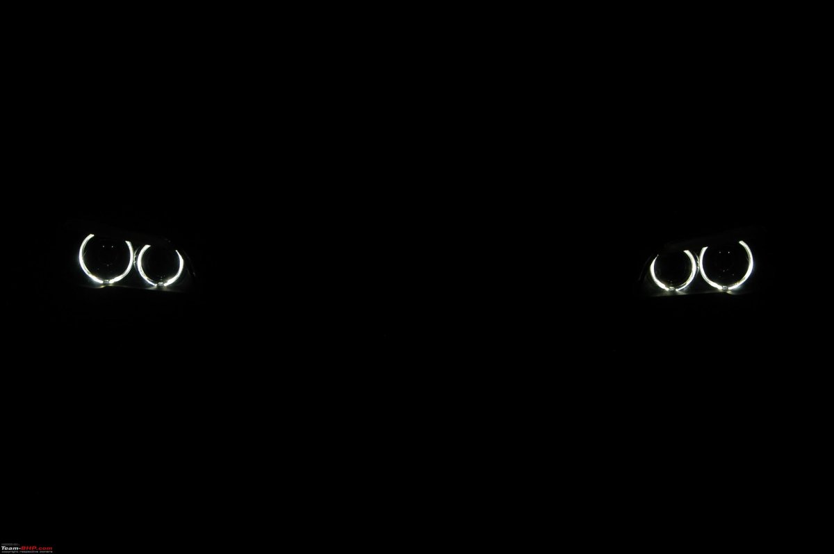 Ангельские глазки БМВ на черном фоне