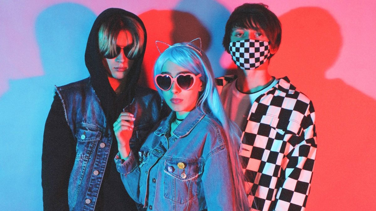 Мэйби Бэйби в купальнике