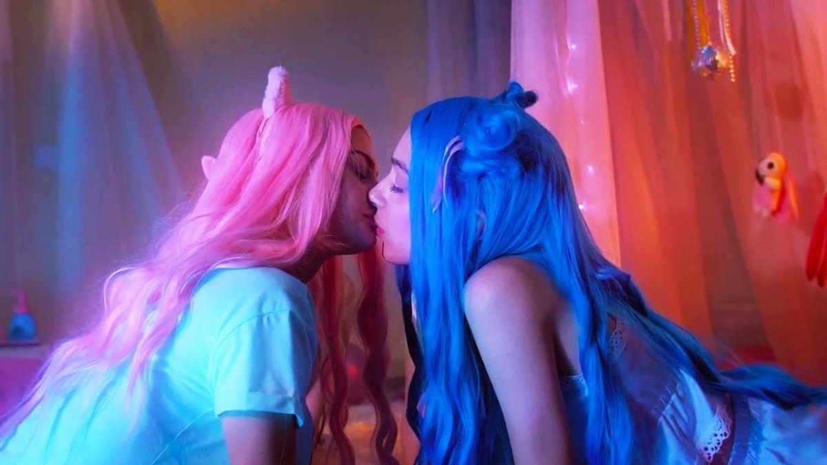 Мейби бейби певица