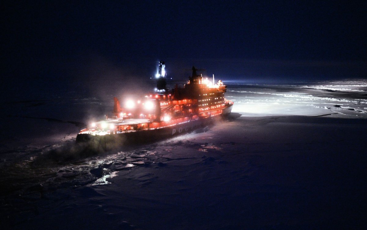 Ледокол Ямал ночью