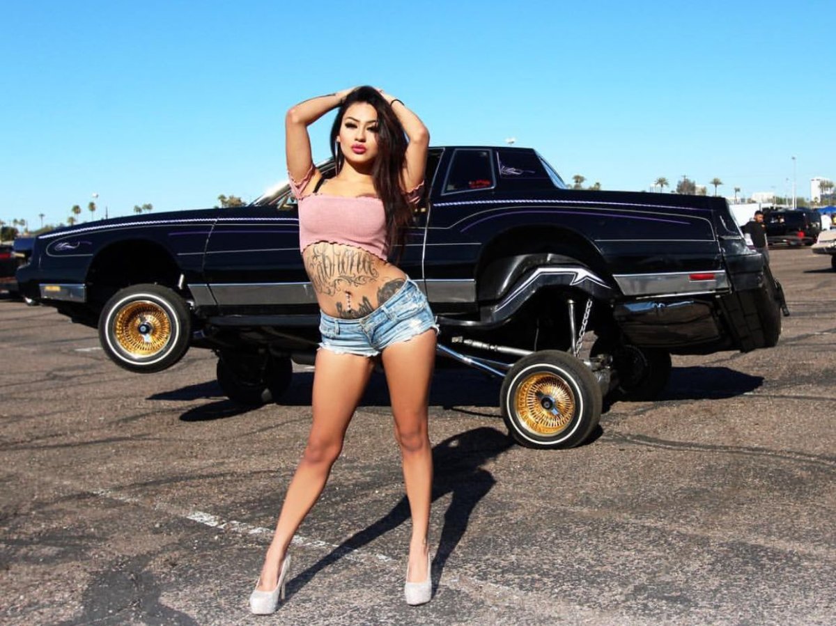 Пышные девушки с авто