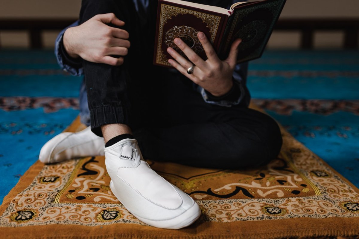 Мужчина молится в мечети