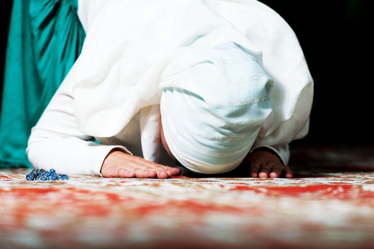 Человек совершающий намаз