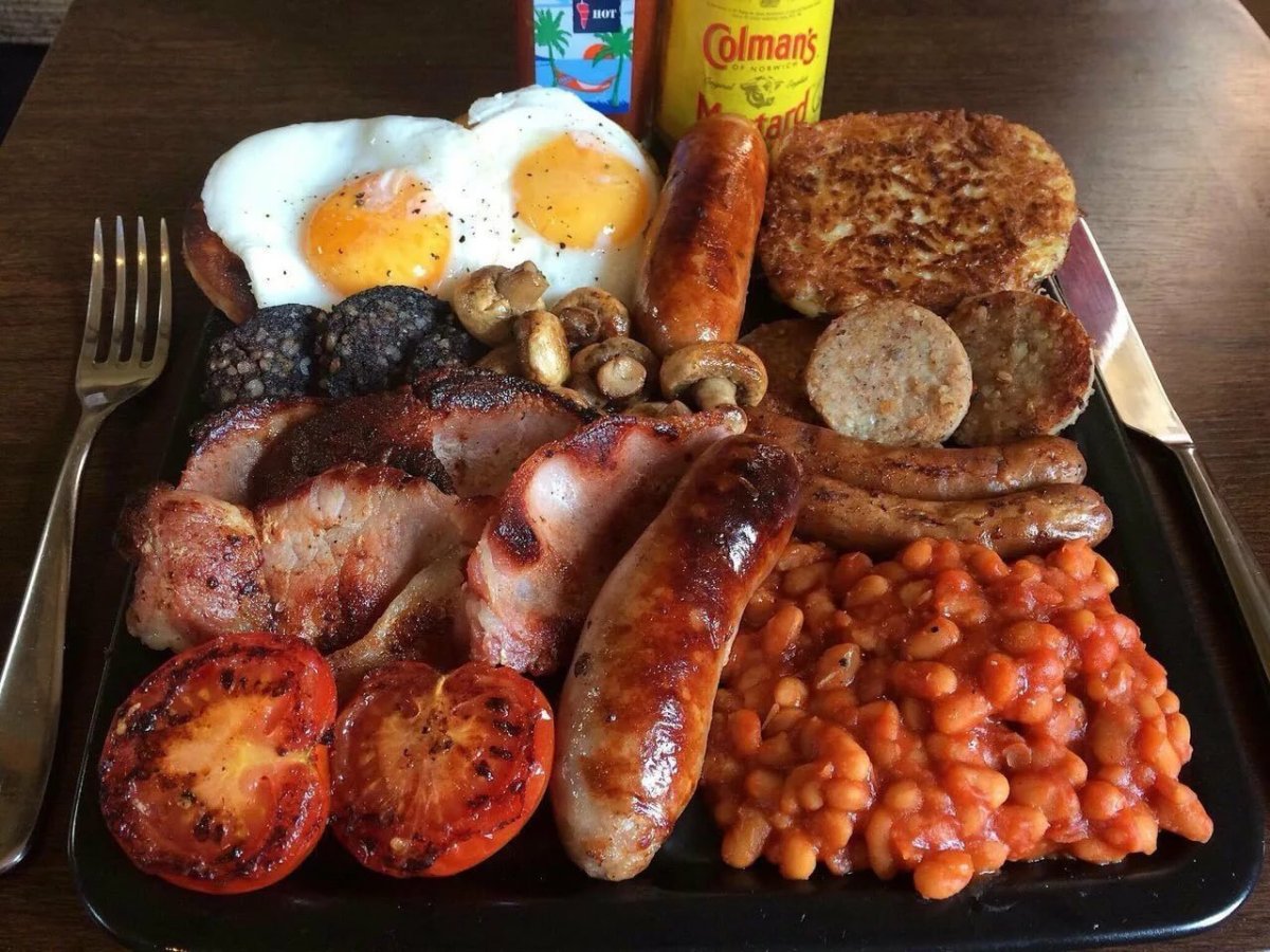 Котик с едой