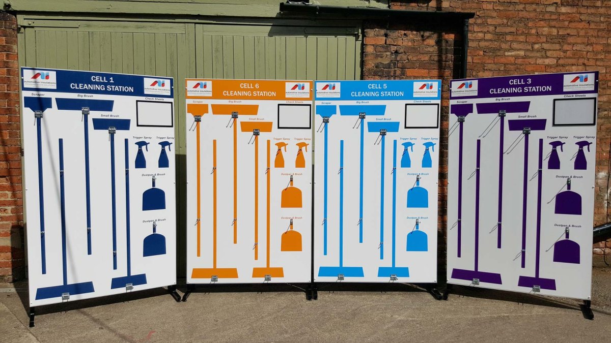 Стенд для уборочного инвентаря