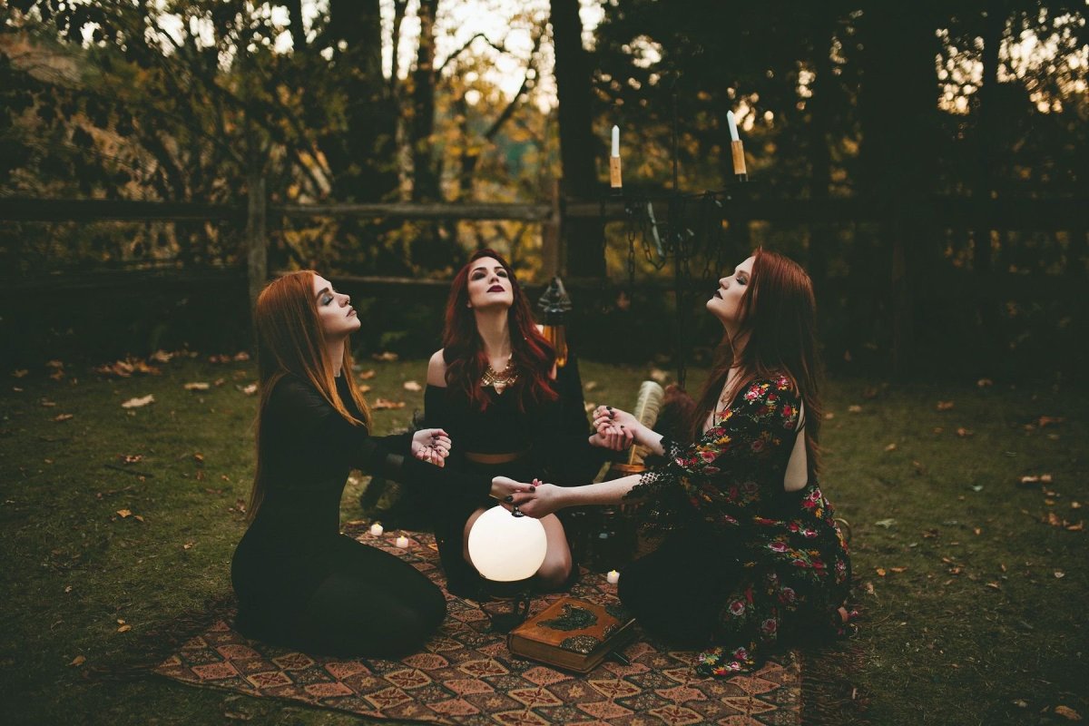 Три ведьмы с веселыми надписями