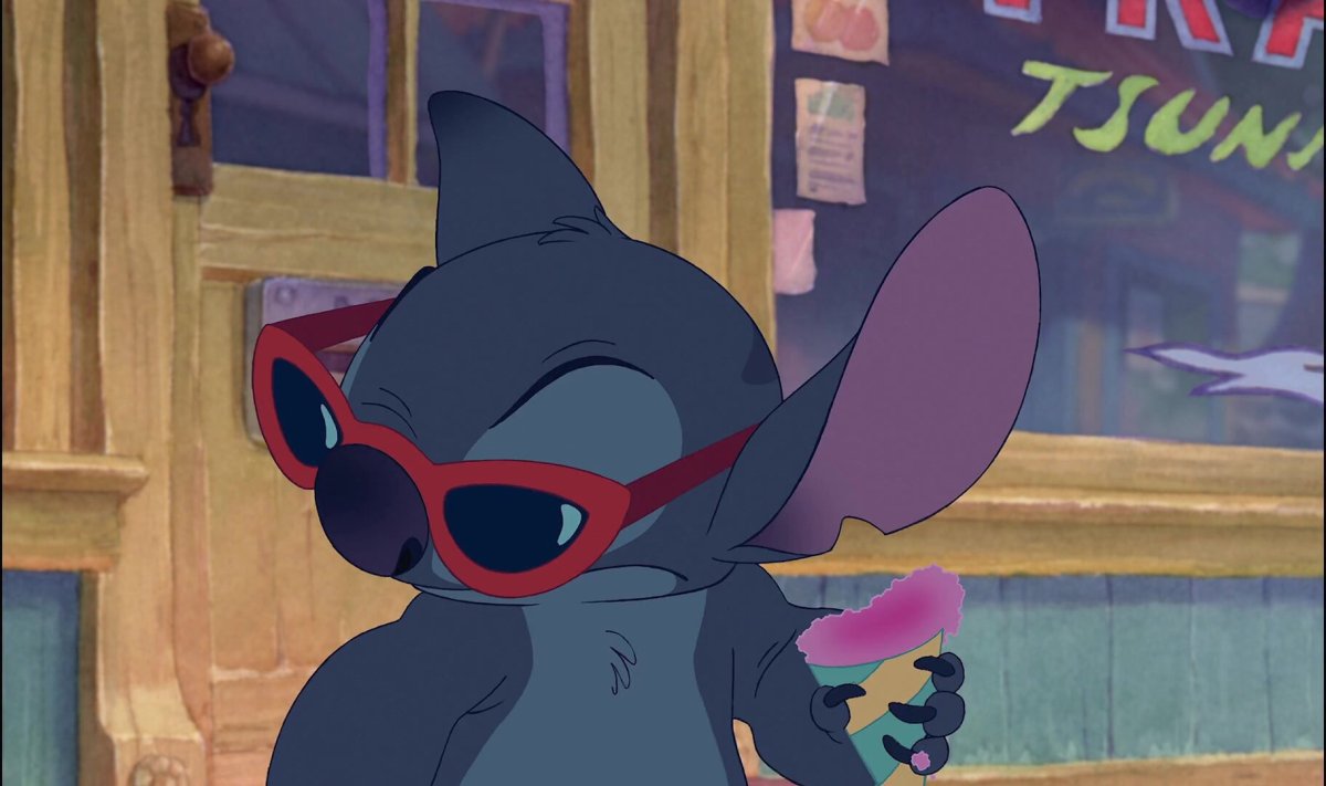 Стич с сердечками над головой