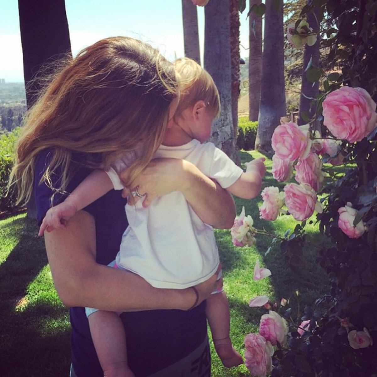 Девушка с ребенком на руках со спины