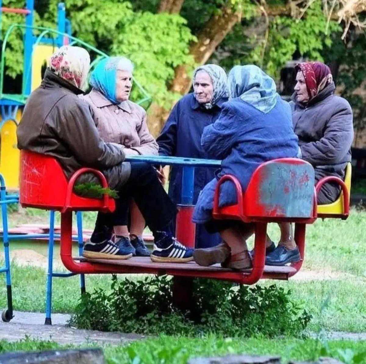 Бабки Сплетницы