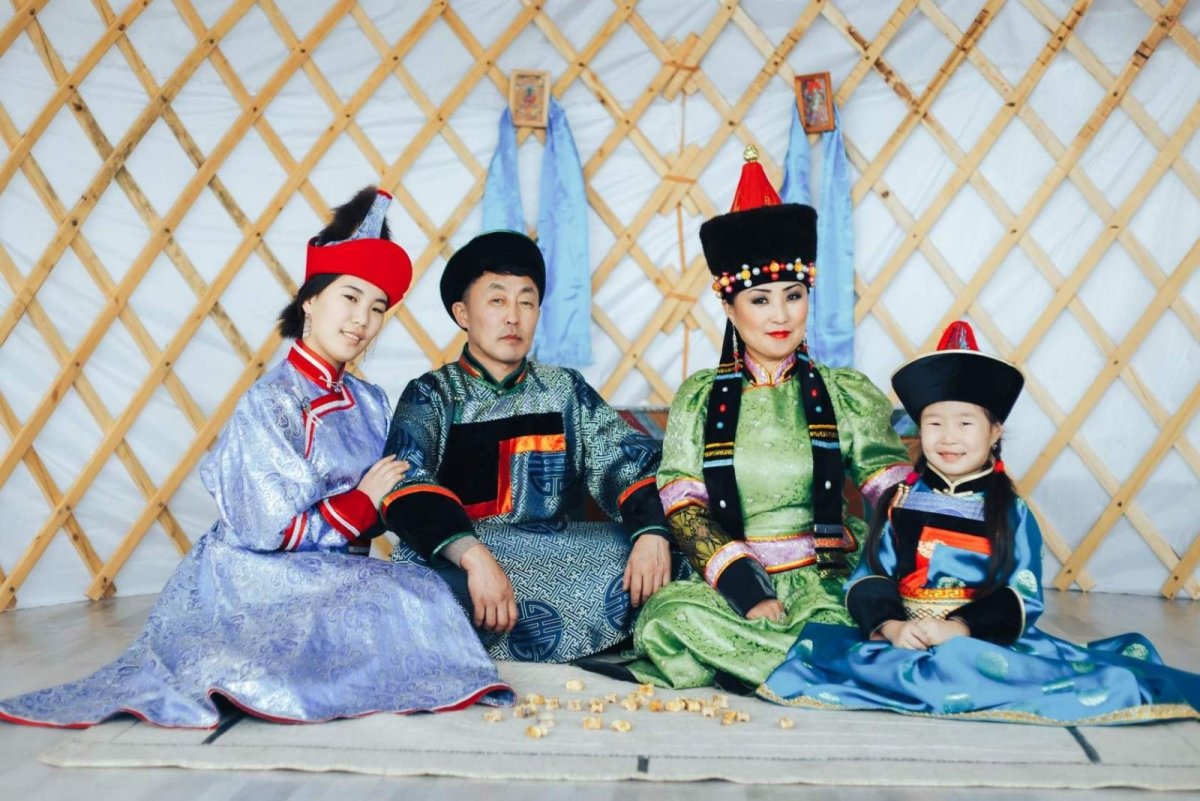 Бурятский национальный костюм дэгэл