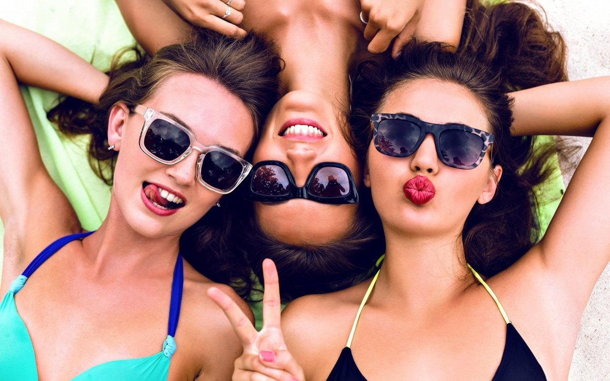 Три девушки в очках