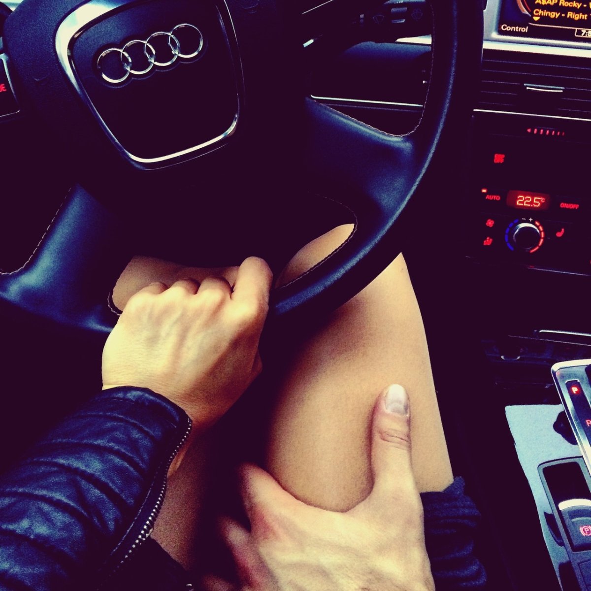 Парень с девушкой в авто