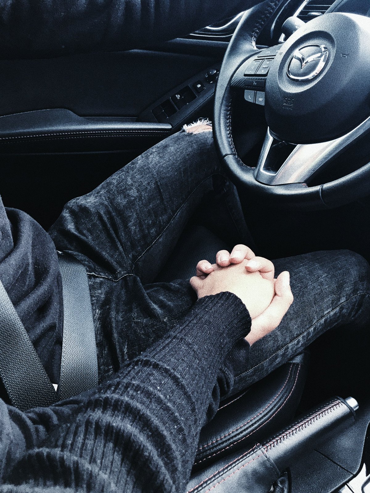 Руки влюбленных в машине