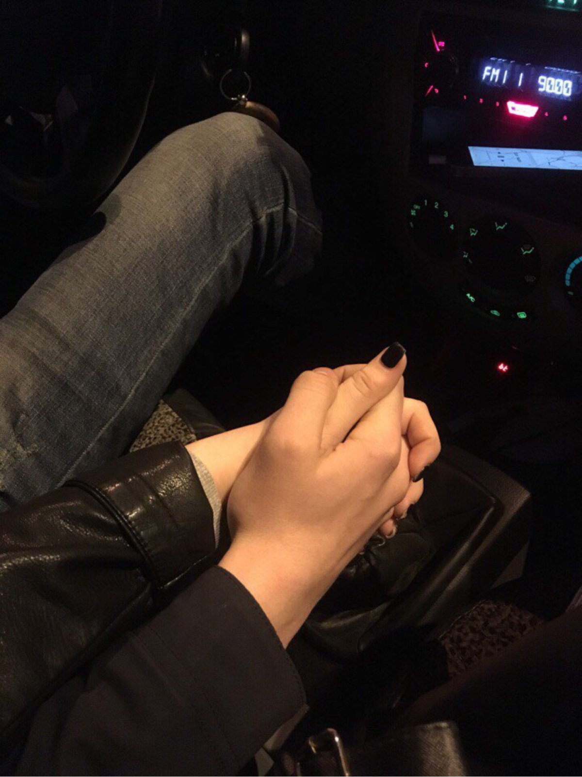 Руки влюбленных в машине
