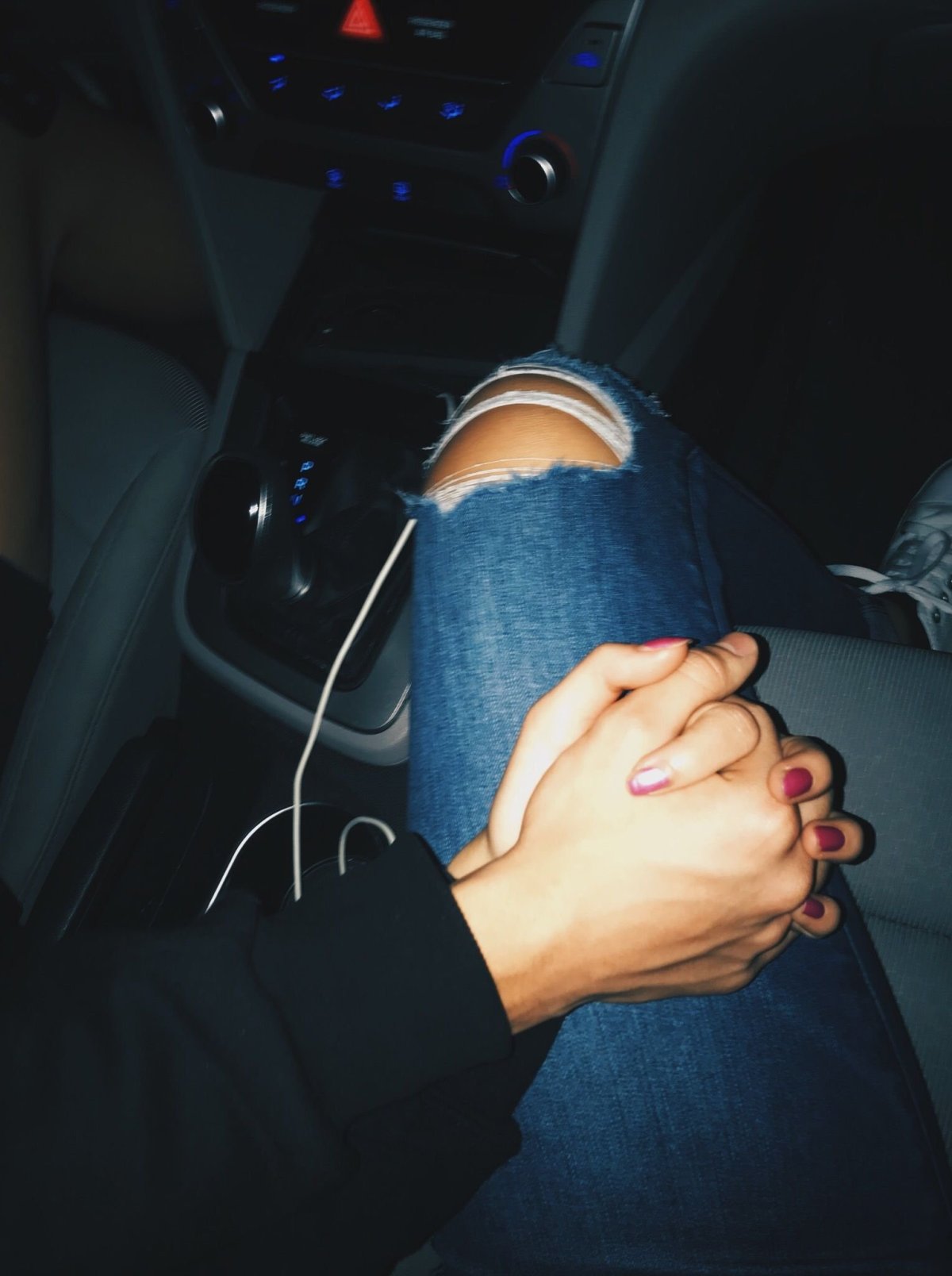Рука в руке в машине