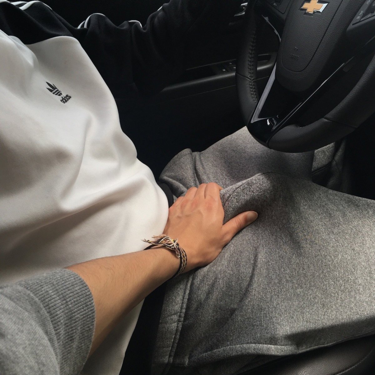 Мужская и женская рука в машине