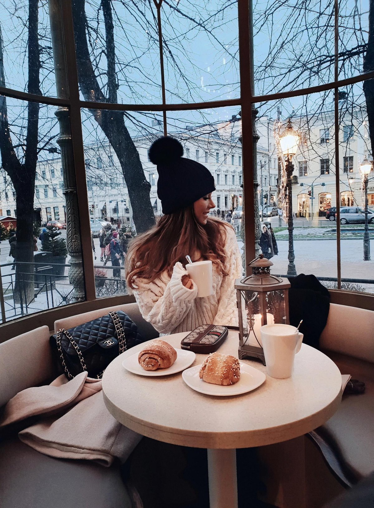 Чашка кофе в кафе на улице