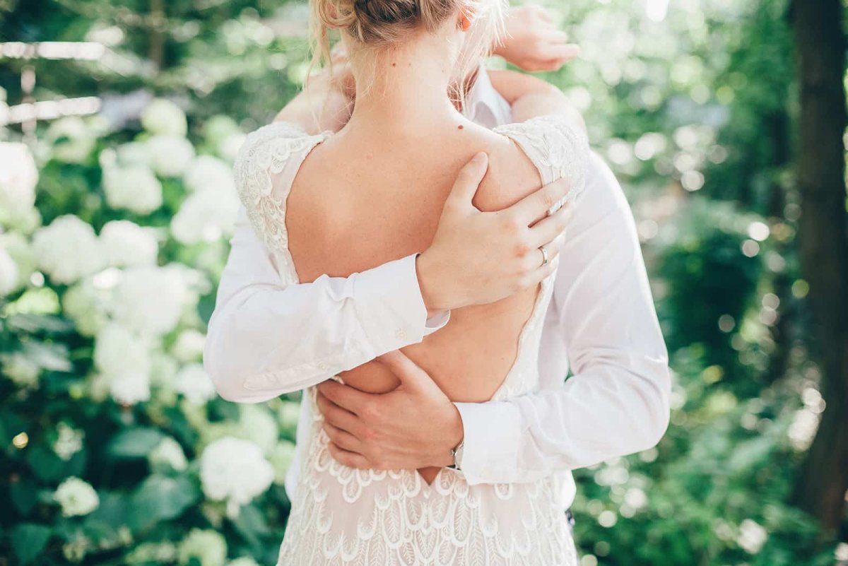 Фото Художественные она сбоку обнимает его в шубе