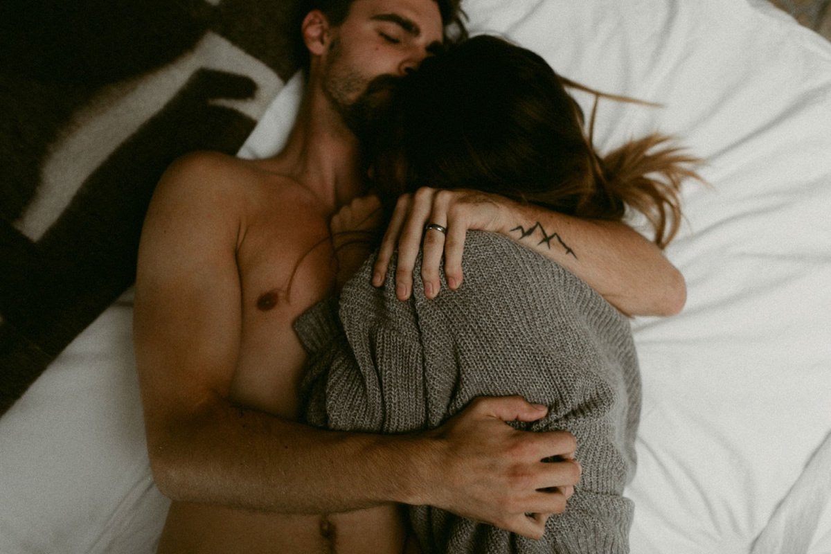 Нежные объятия влюбленных