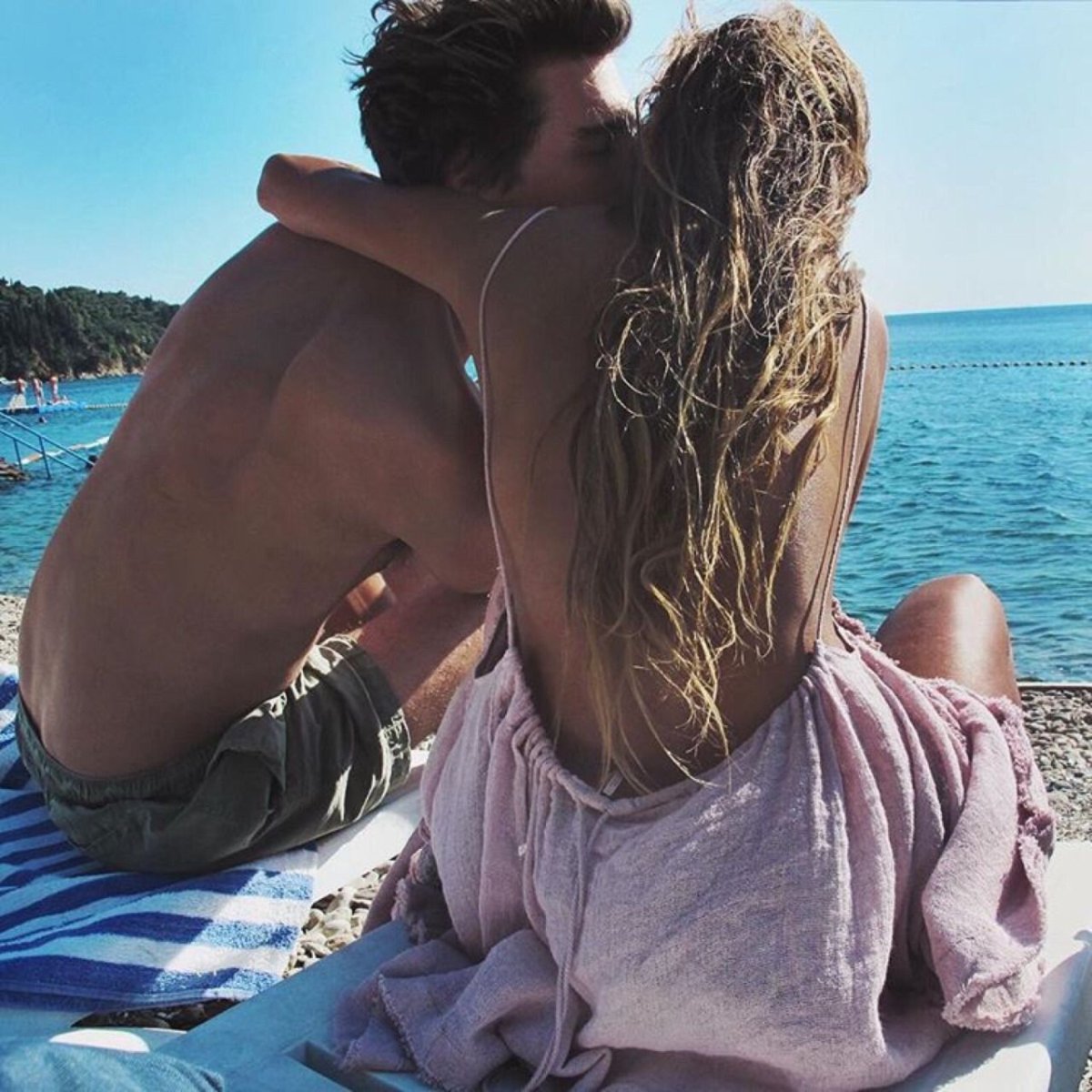 Влюбленные обнимаются