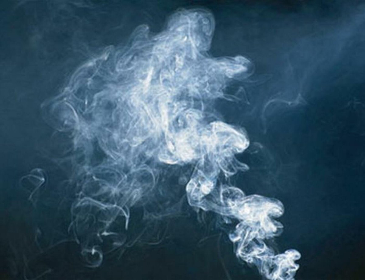 А на небе дым будто никотин. Фон дым. Человек из дыма. Картина дым. Тематика дыма.