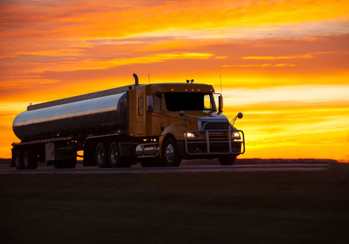 Бензовоз едет