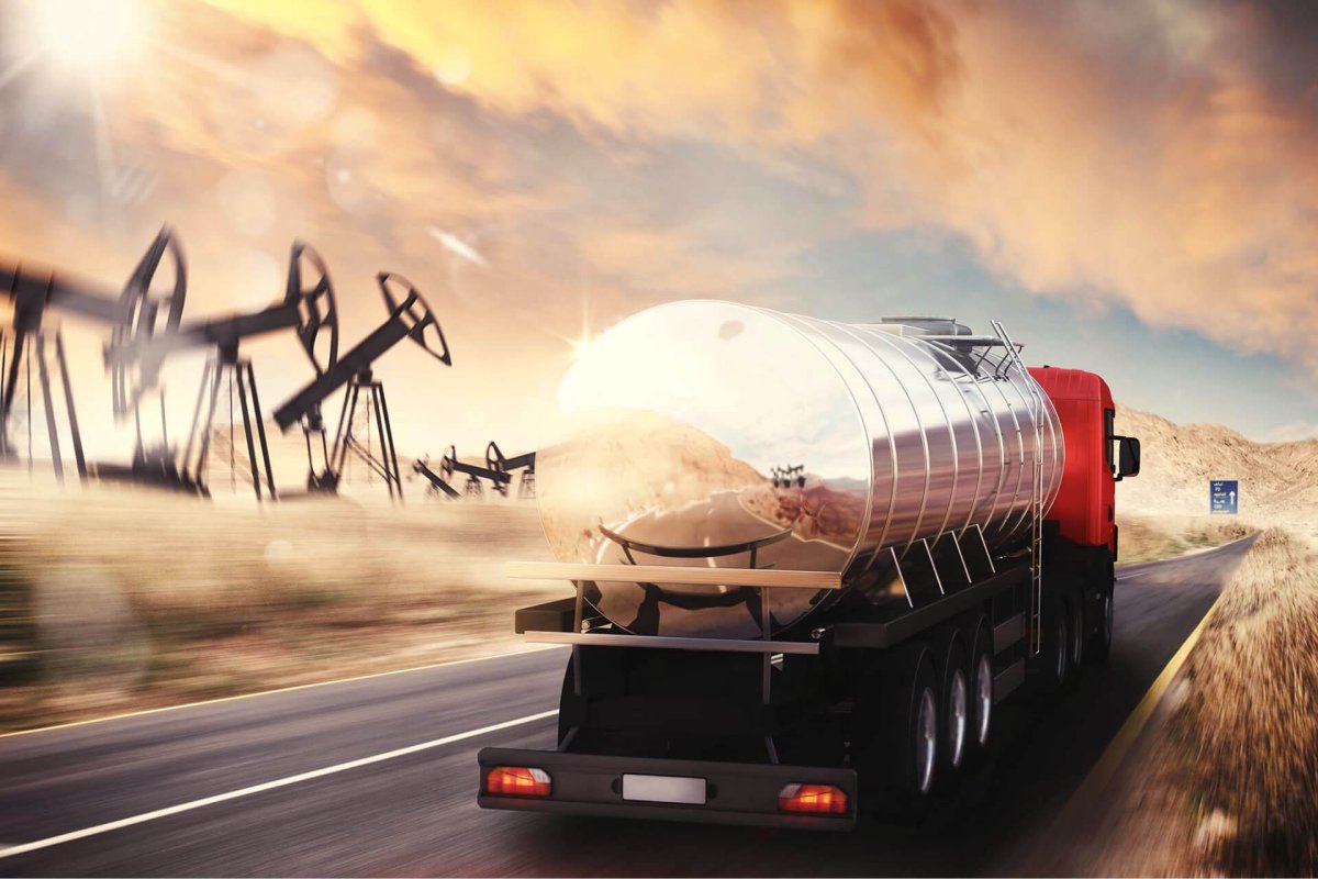 Бензовоз едет