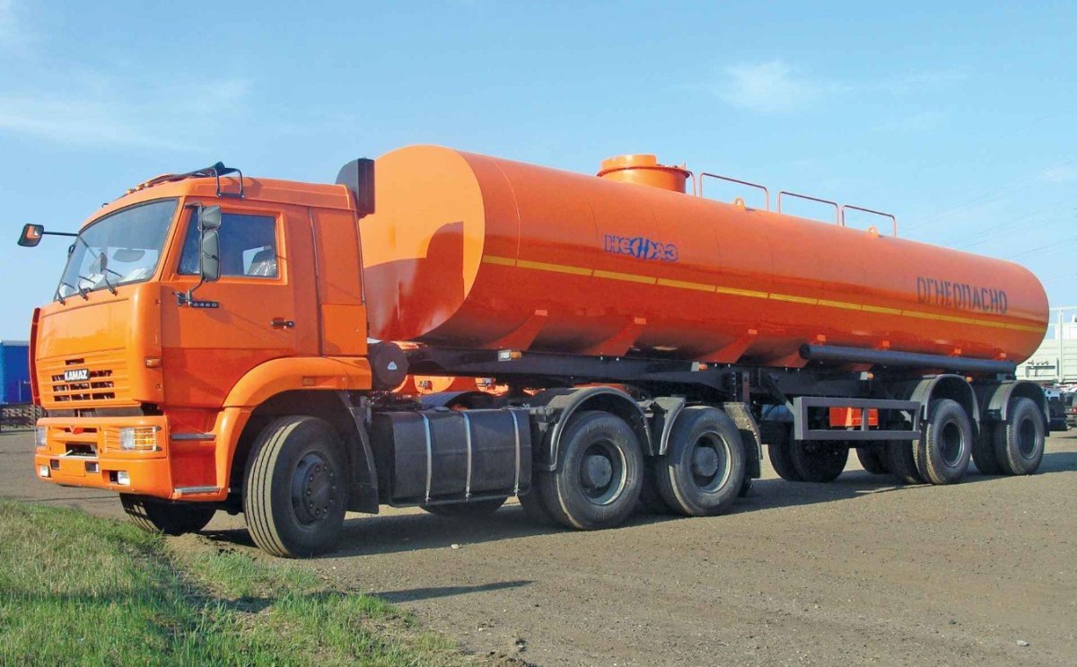КАМАЗ 6460 С полуприцепом цистерной