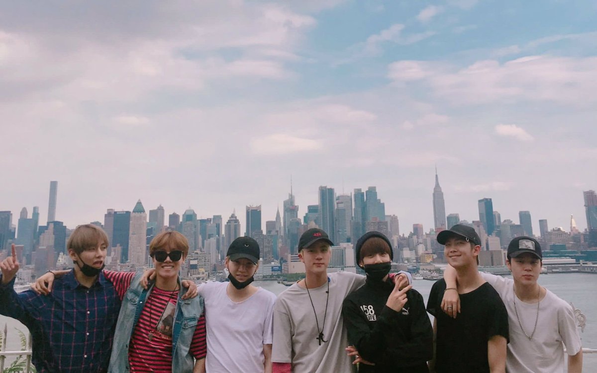 БТС на фоне Сеула