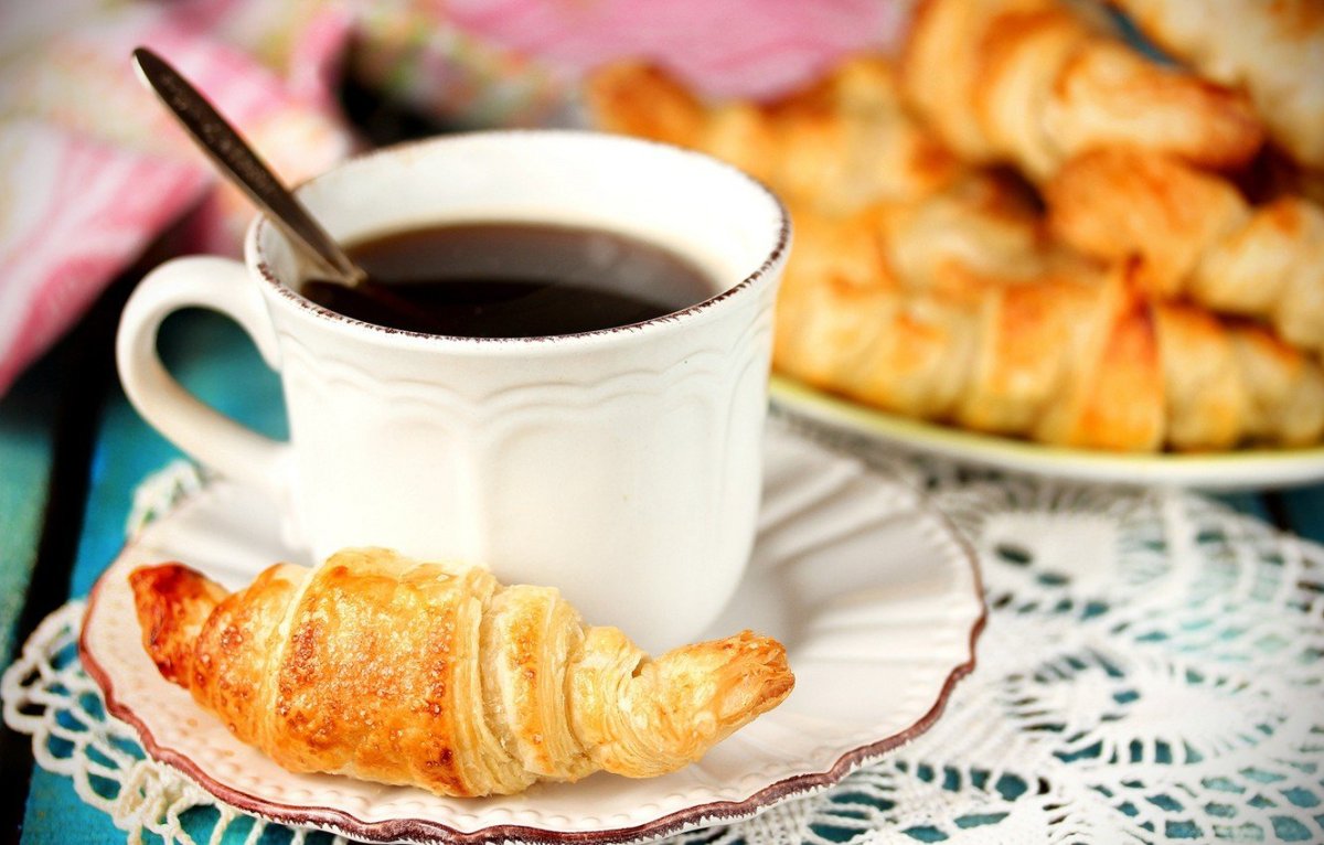 Чашка чая с булочкой