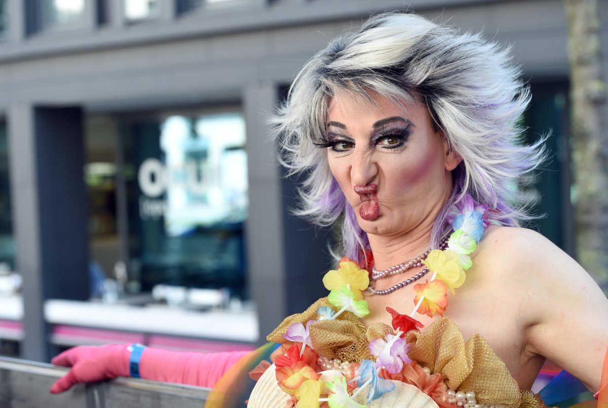 Смешно накрашенная тетка