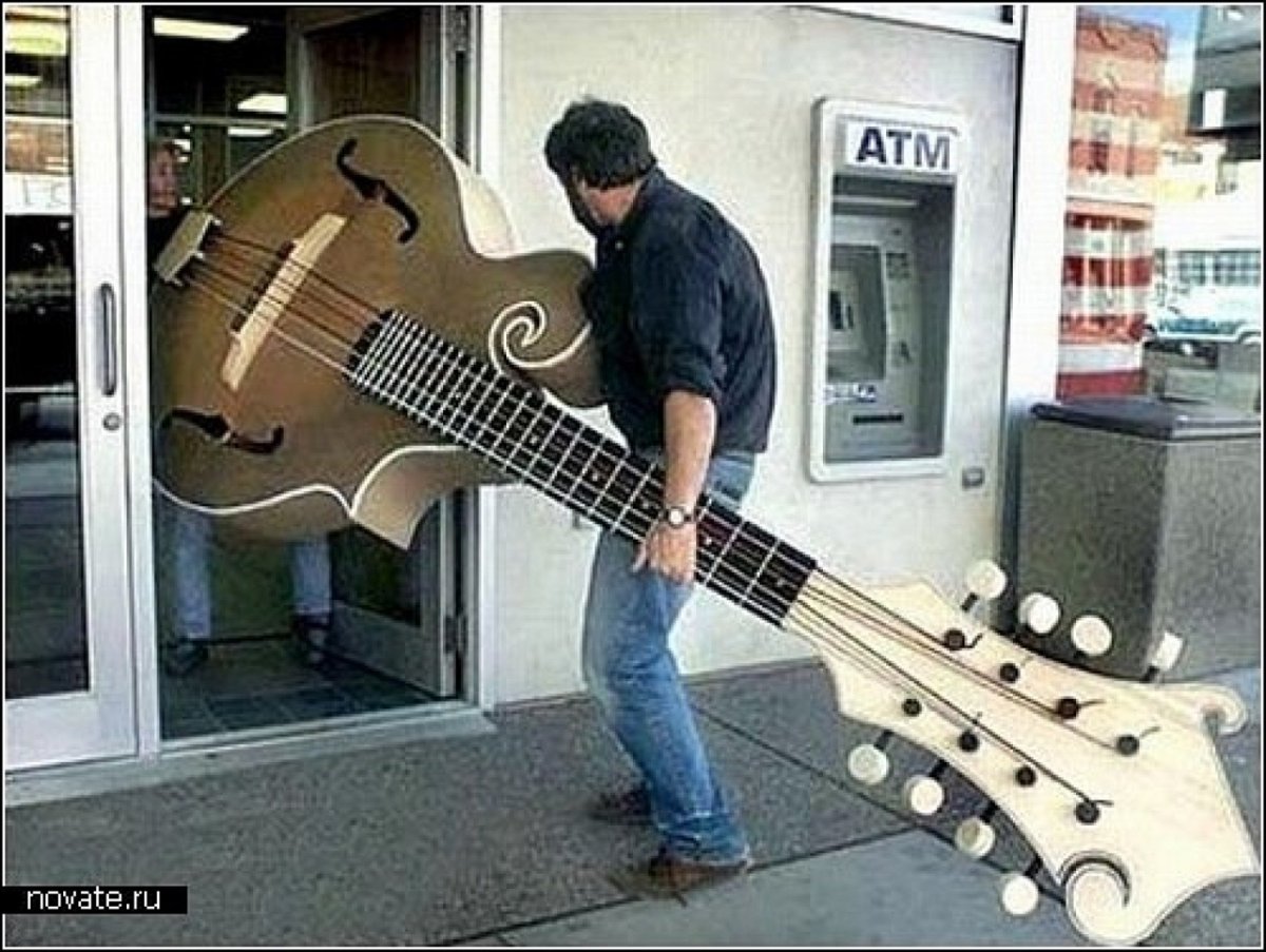 Играет на балалайке