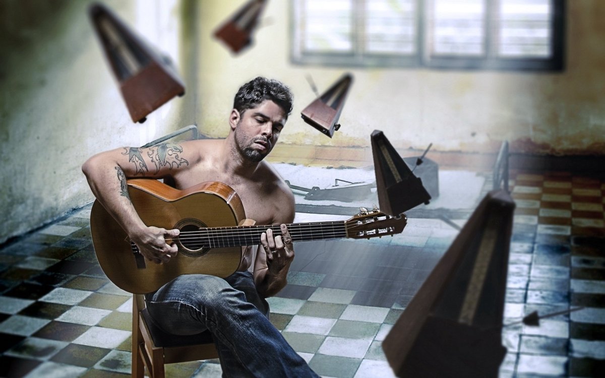 Девушка с гитарой дома