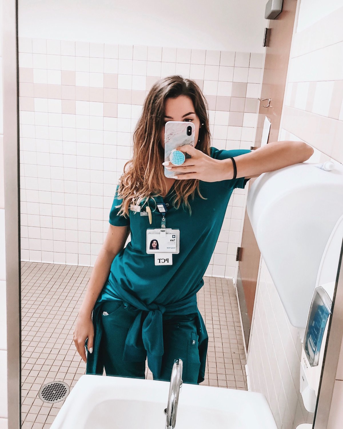 Медсестра со шприцом вектор