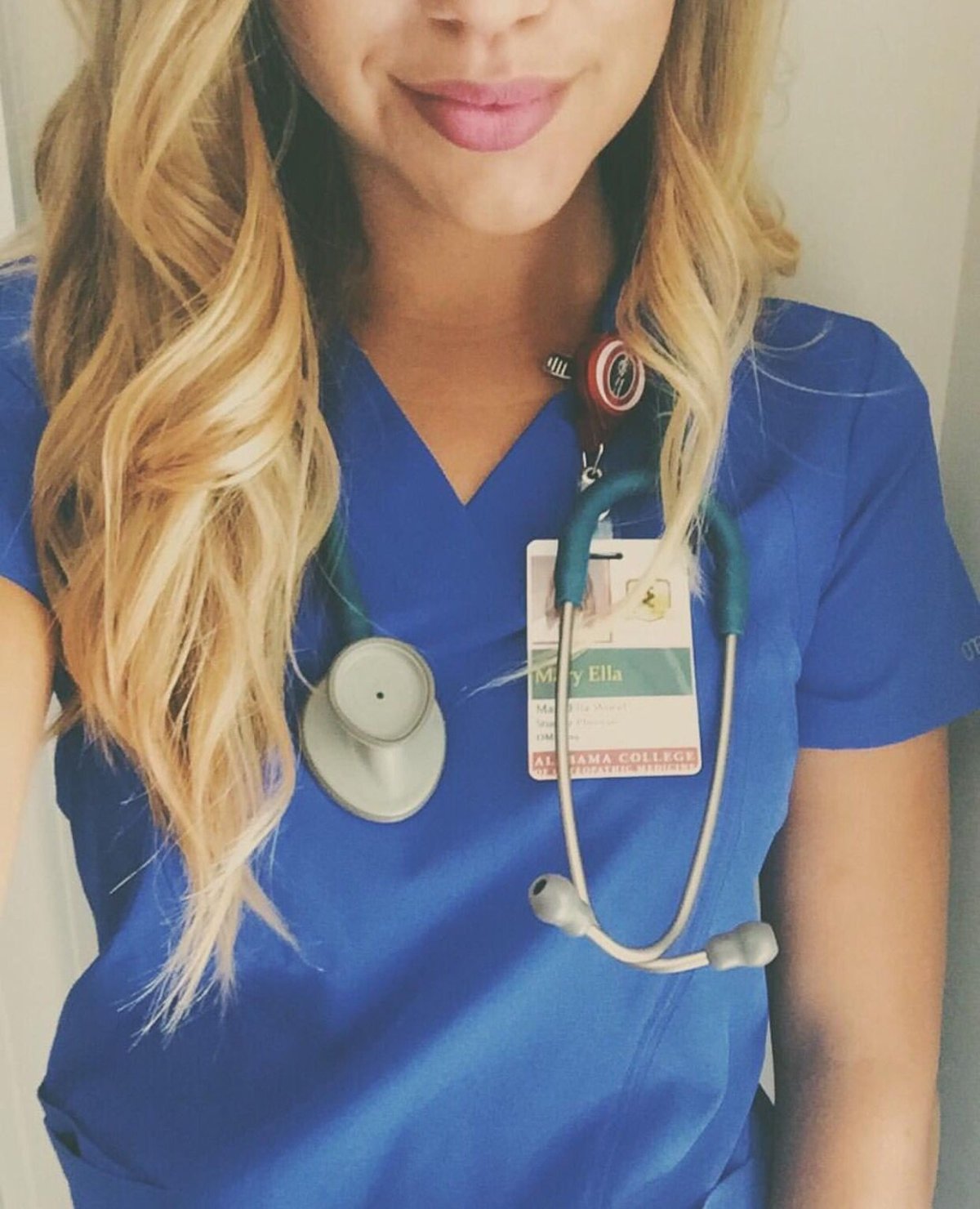 Красивая девушка доктор