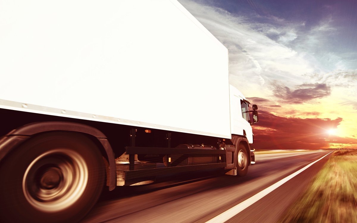 Грузовая машина на дороге