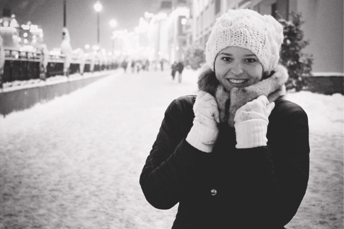 Девушка грустит с надписью