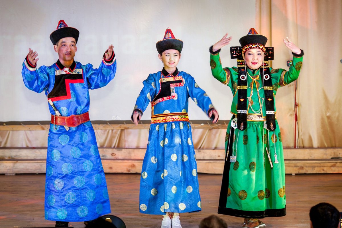 Бурятский национальный костюм дэгэл