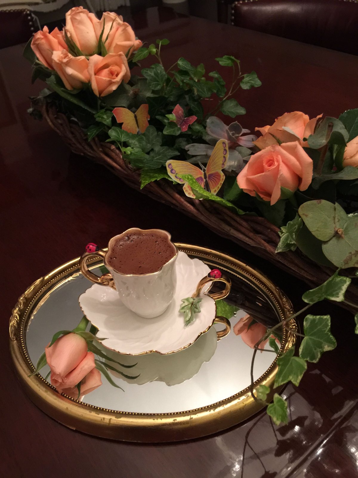 Добрый вечер с цветами и кофе