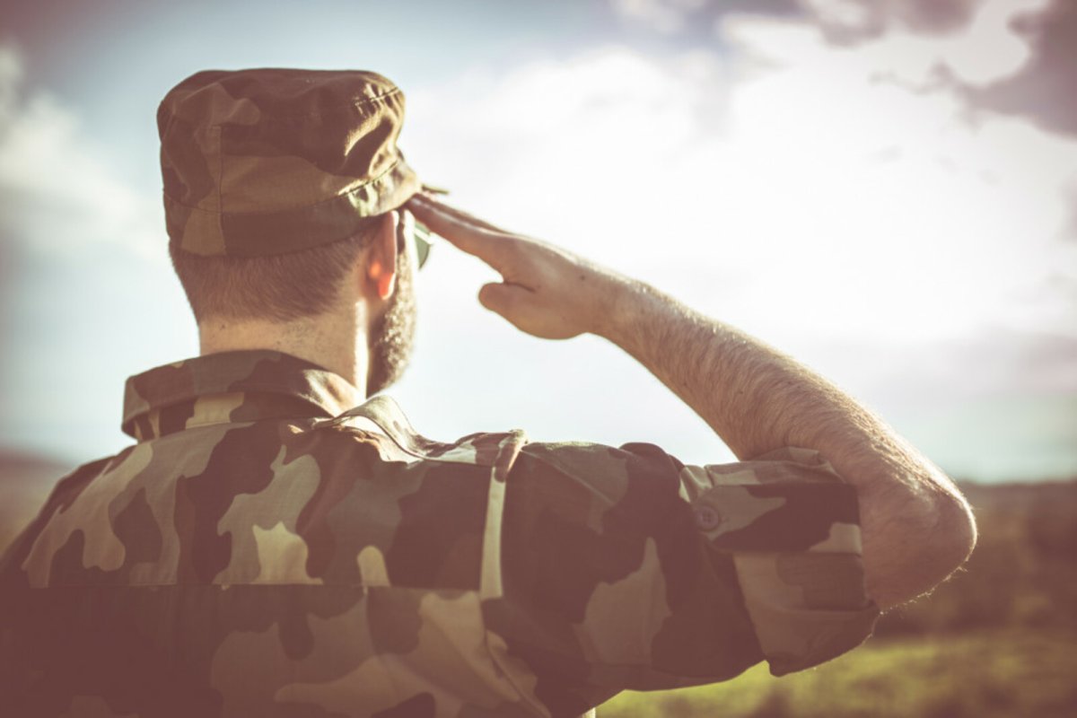 Солдат отдает честь