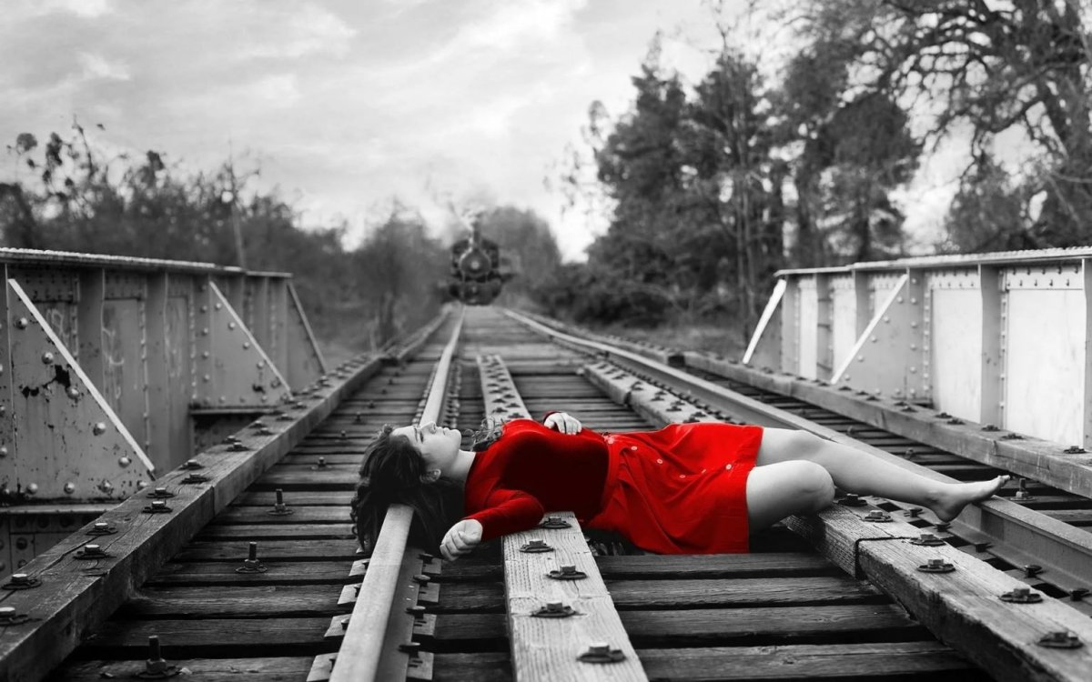 Уходящий поезд и человек