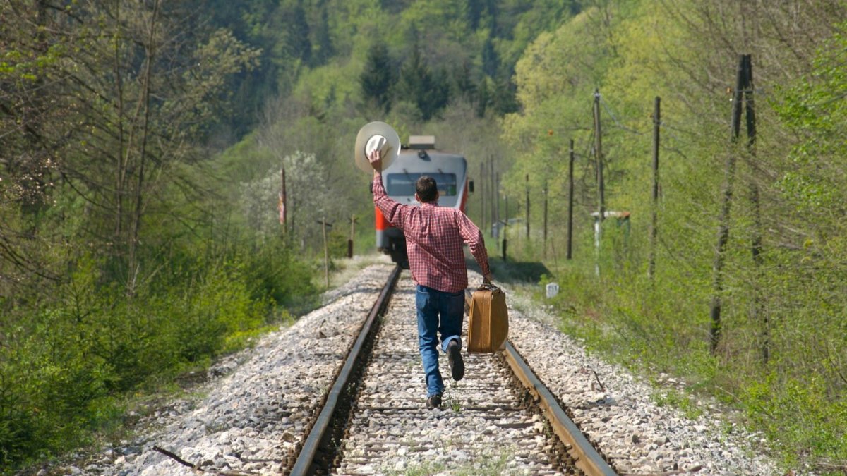 Поезд отходит