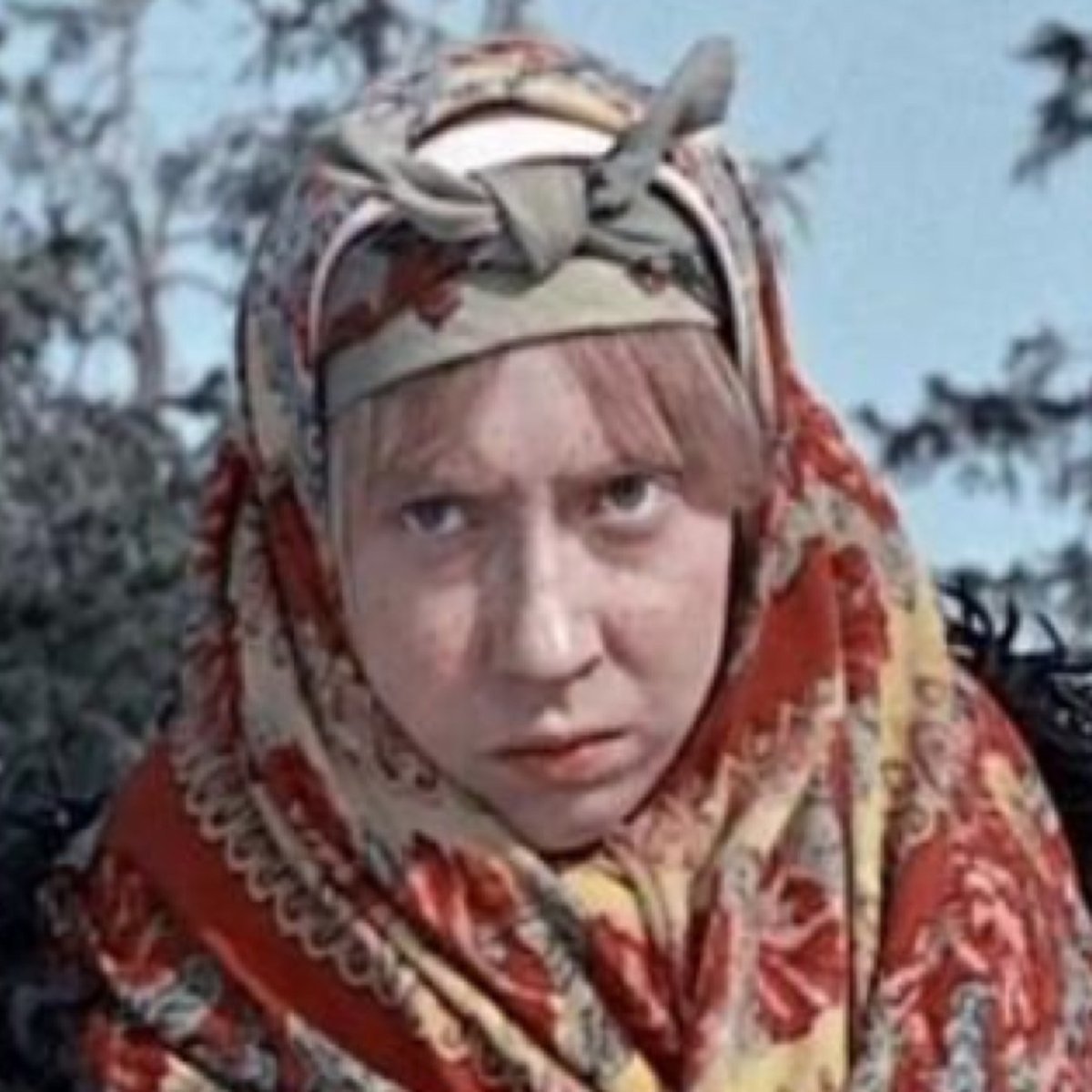 Марфуша щелкает орехи