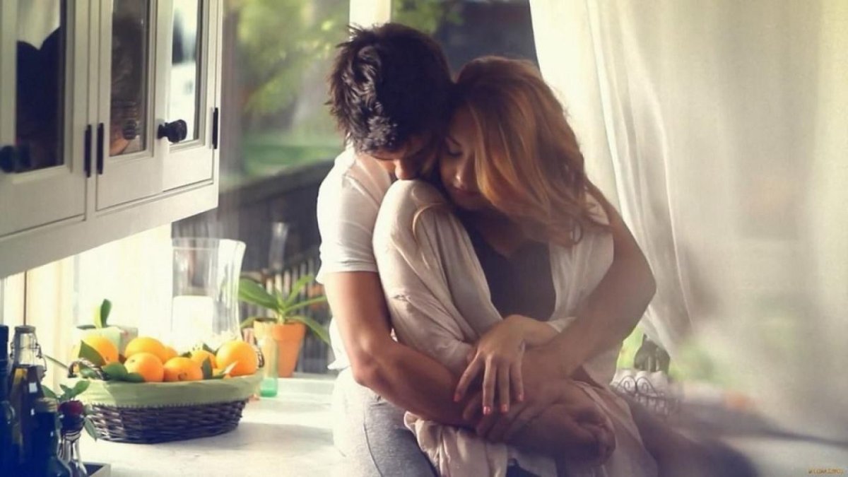 Обнимает девушку