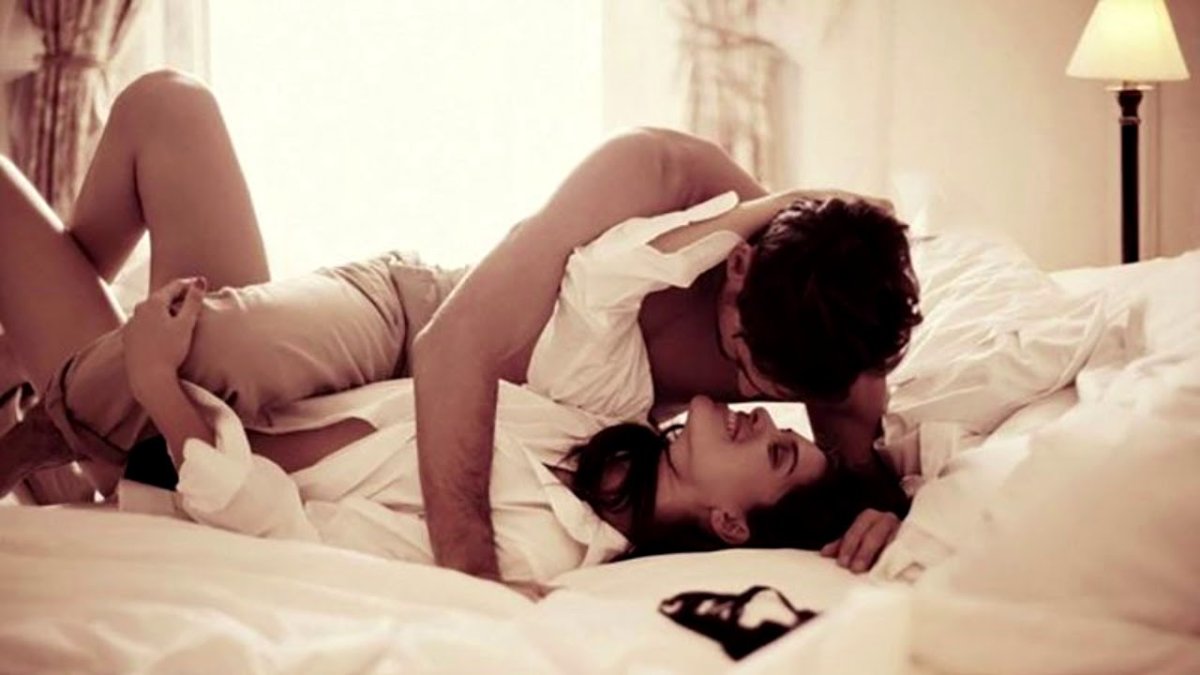 Парень и девушка в кровати