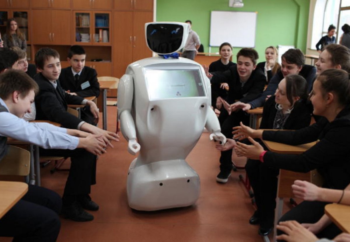 Робот учитель в школе