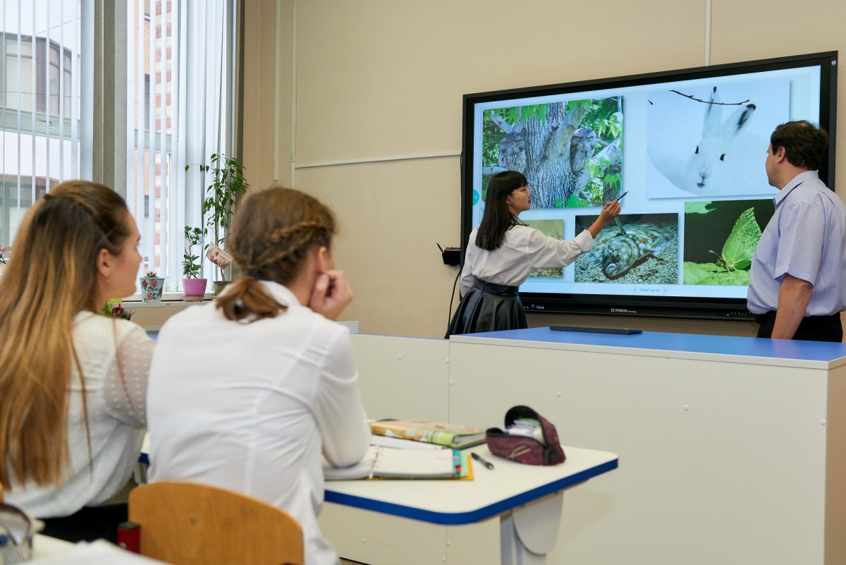 Женщина с множеством рук